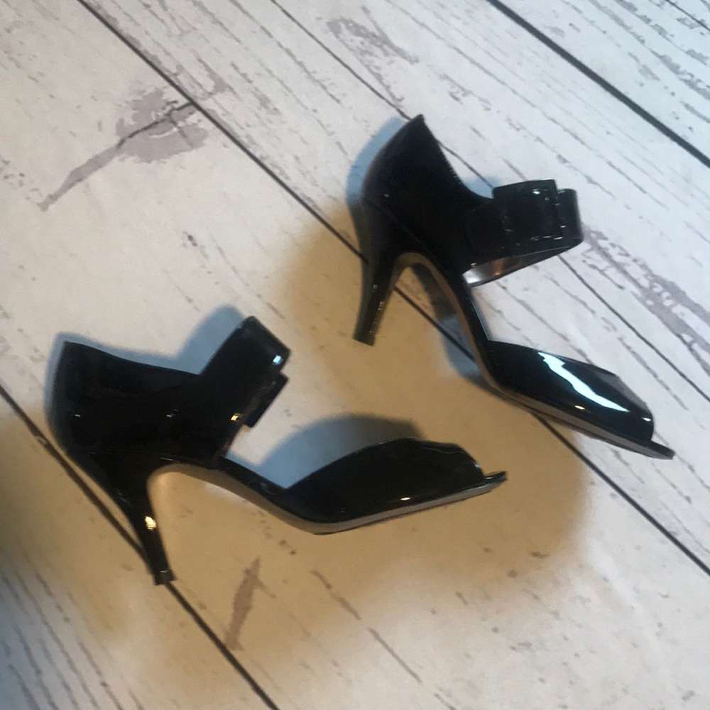 Isola peep toe heel